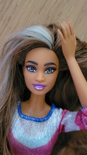 Brunette white streak - 🎀,